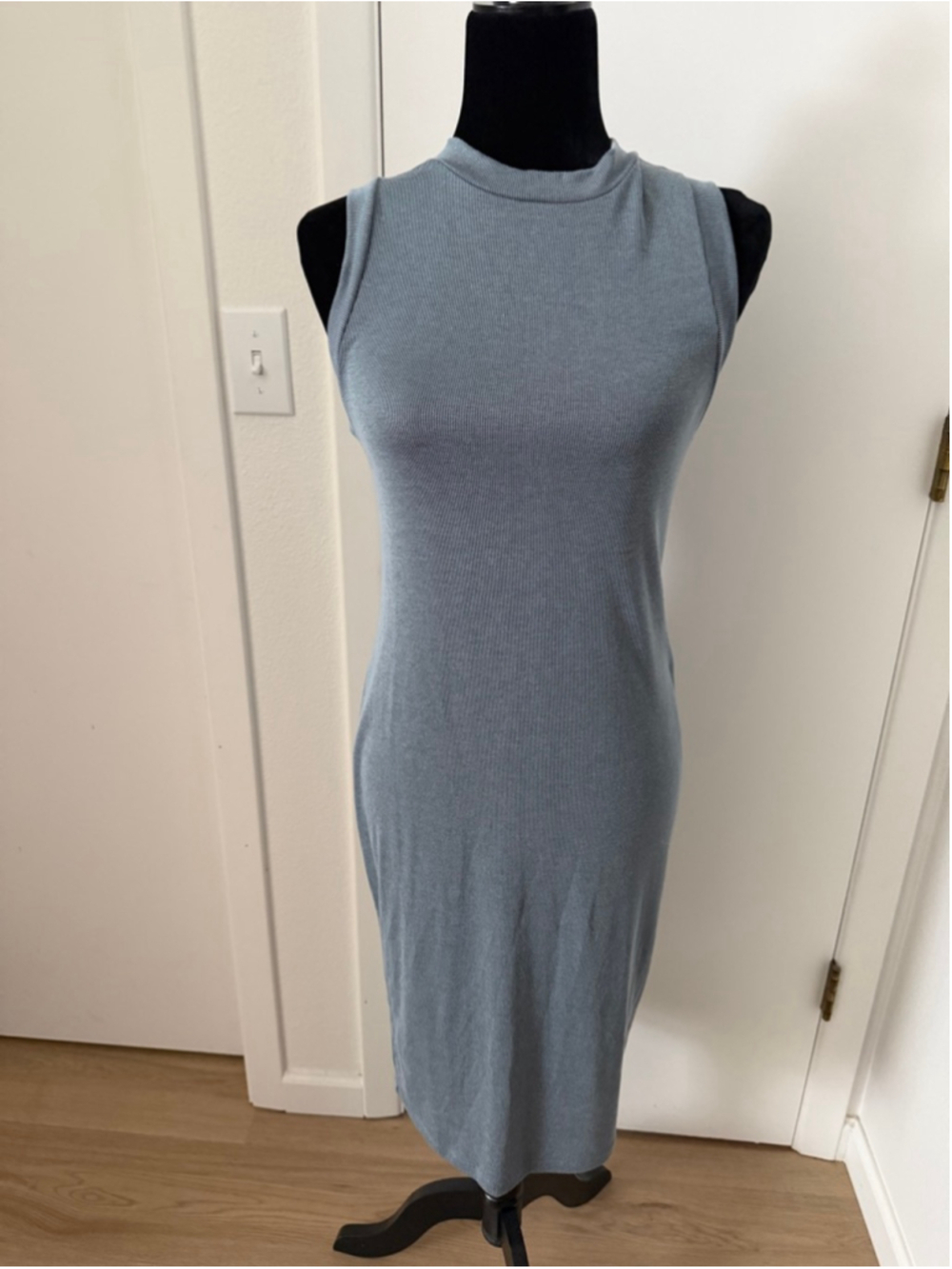 Bella Luxx Dress Womens Medium Gray Ribbed Knit Sleeveless Bodycon Midi Minimali
